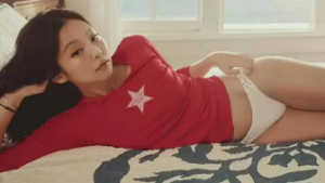 Jennie穿热辣比基尼 长腿迷人尽显性感