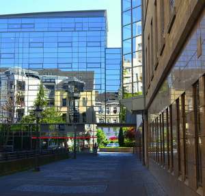 个人房贷余额首次同比负增长