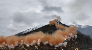 在喜马拉雅山放烟花引争议，“始祖鸟”登热搜第一