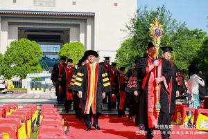 “三重赋能”启新程 武汉学院2025届毕业典礼抛帽仪式定格青春