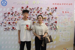武汉高校工科学院迎新浪漫满分：一面签名鲜花墙，一堂温情“第一课”
