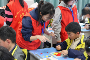 “红马甲”遇上“小不点儿”：一堂飘出教室的“孝爱”课