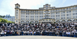 超6400人集结！武汉一高校提前一年拍毕业照，仪式感拉满