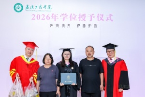 一句留言，千里圆梦：毕业典礼上贵州山区女孩拿出妈妈亲手做的辣子鸡、黄粑……
