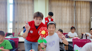 当课文照进现实：这群大学生在暑托班带孩子们“遇见”最可爱的人