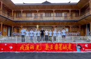 “湖科青年”为村民拍下特别的“游客照”