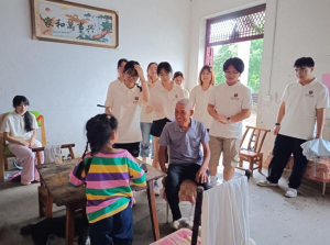 泥巴路、旧方桌 武汉学院学子走村家访，一束微光照亮乡村学子求学路