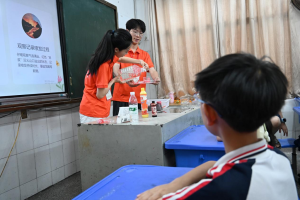 火山“喷”出科学梦——湖北大学志愿者带孩子们玩转实验课堂