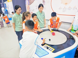 探秘科技馆，点亮科学梦 湖北汽车工业学院青年科普行动润童心