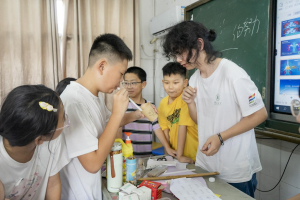 大学生带小学生玩转科学实验：一口气吹开“伯努利原理”的流体奥秘