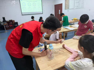 探秘科学世界，点亮求知童心——大学生志愿服务队进社区开展少儿科普课堂
