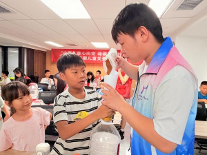 变废为宝践“两山”,童心巧绘生态梦——放鹰台社区联合高校开展趣味环保实践课堂