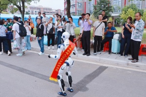 跳舞迎客、花式互动！武汉工程科技学院机器人成迎新顶流