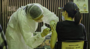 台湾新增2名新冠病例 均注射过阿斯利康疫苗