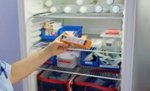到了夏天，药品要不要放到冰箱里保存？