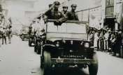老照片：1950年解放军进入春城昆明，老百姓夹道欢迎