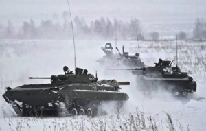 俄军在靠近乌克兰地区进行演习，出动多件重型武器
