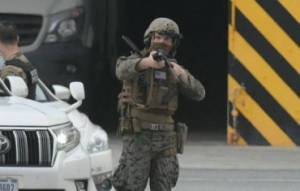 日本记者控诉被驻日美军“用枪对准”