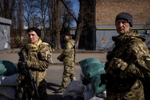 外媒攝影師作品：烏克蘭士兵與被摧毀俄裝甲車合影