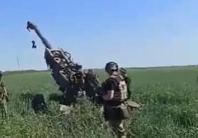 某处前线，乌克兰军队的美制M777榴弹炮开火