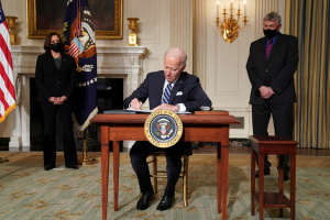 美国总统拜登签署枪支安全法案