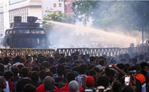 斯里兰卡抗议者硬闯总统府 警察喷催泪瓦斯驱赶