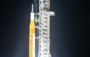 美国新一代登月火箭因引擎故障推迟发射