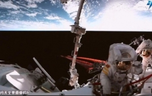 航天员出舱影像为何背景一片漆黑 星星都去哪儿了?