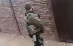 俄媒曝乌军粗鲁盘问赫尔松平民视频 乌武装部队殴打赫尔松平民并抢劫他们的家园