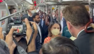 德外长在印度乘地铁被网友讽刺作秀，“扰乱交通”搞“噱头”