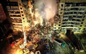 乌克兰公寓楼遭袭已致30人死亡 引发乌克兰官员之间的激烈争吵
