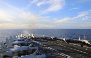山东舰在南海实战演练甲板上排满歼15 专家解读三大亮点