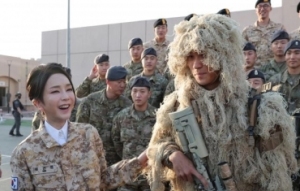 韩国第一夫人穿军装被批抢总统风头 应该好好对自身加强管理