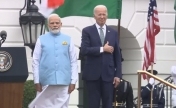 拜登弄混印度和美国国歌 而当他看起来意识到这个问题时，又缓缓将手放下