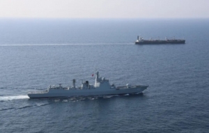 海军第48批护航编队护送船舶通过亚丁湾