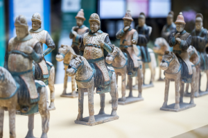 流失海外文物回家 两尊明代陶俑入藏上海博物馆