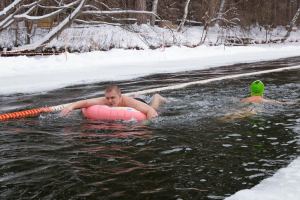 俄罗斯莫斯科举办冬泳活动