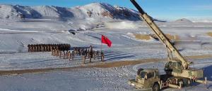 硬核仪式感！新疆军区官兵5200米雪域用吊车升国旗