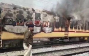 印度学生爆发抗议点燃列车 警方发催泪瓦斯驱赶