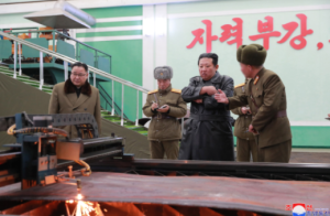 朝鲜官宣两次导弹试射，金正恩视察“重要军工厂”