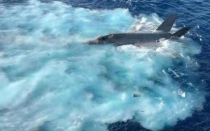 疑似美军F-35C坠入南海照片视频刷屏 美军：是真的