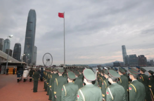 驻香港部队举行中区军用码头首次升国旗仪式
