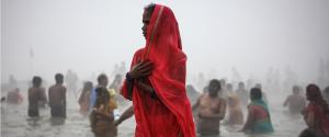 印度民众恒河沐浴以“洗净罪恶”