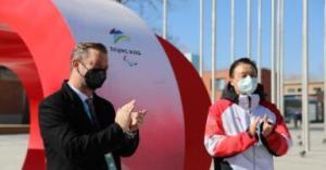 国际残奥委会主席为北京冬残奥会壁画揭幕