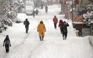 土耳其降雪持续 民众踏雪出行