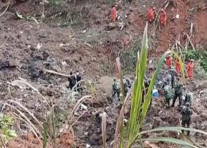 广西藤县：东航波音737飞机坠毁现场开展救援