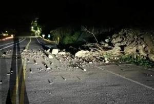 受地震影响 台湾台东多处路段边坡坍塌