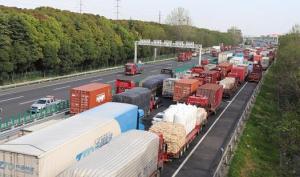 G42沪宁高速开往上海方向通行受阻 大货车排起长龙