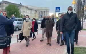 联合国秘书长抵达乌克兰 在基辅街头步行画面曝光