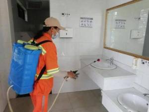 北京封控区公厕不能2人同时如厕 加强保洁员个人防护